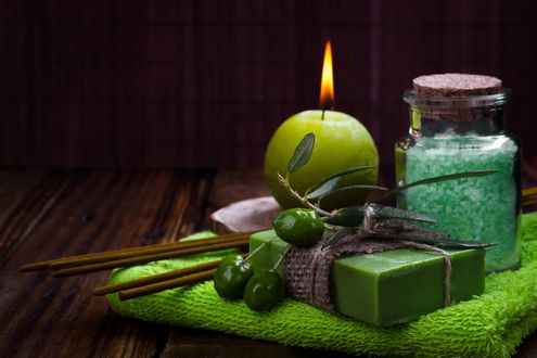 Обои на рабочий стол Spa-набор: зажженная свеча, оливки, морская соль, махровое полотенце и мыло