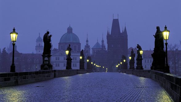 Обои на рабочий стол Прага, Чехия, Карлов мост вечером в тумане, при свете фонарей