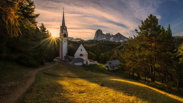 Обои на рабочий стол Церковь Св. Якоба, Italy, Bozen-SГјdtirol, Ortisei / Италия, Бозен-Юдтироль, Ортизеи, фотограф Pawel Kucharski