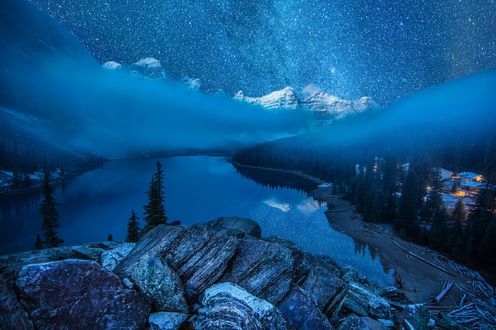 Обои на рабочий стол Moraine Lake / Озеро Морей ночью, фотограф Алексей Сулоев