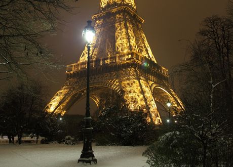 Обои на рабочий стол Париж вечером зимой с подсветкой, Paris / Париж, Эйфелева башня