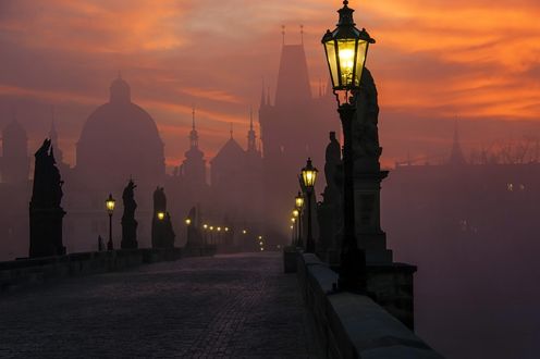 Обои на рабочий стол Прага / Prague в тумане вечером на закате, Карлов мост