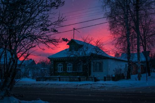Обои на рабочий стол Зимний домик на фоне розового неба, фотограф Екатерина