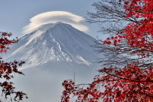 Обои на рабочий стол Облако на горе Фудзияма. Фотограф Takashi