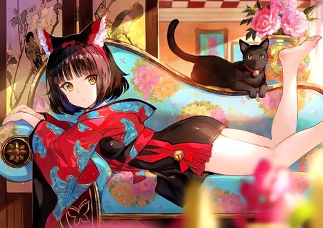 Обои на рабочий стол Neko girl / неко-девочка в коротком кимоно лежит на диване с черной кошкой