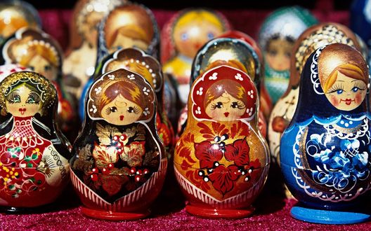 Обои на рабочий стол Прилавок с множеством разных расписных матрешек