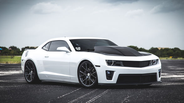 Обои на рабочий стол Chevrolet Camaro на парковке