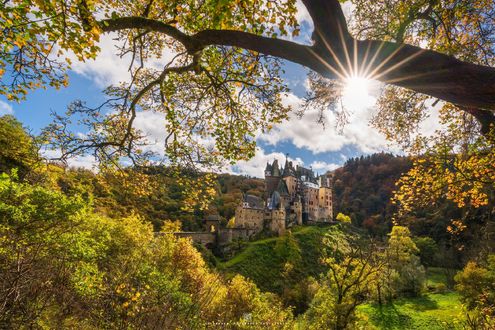 Обои на рабочий стол Солнце над замком Eltz, Germany / Эльц, Германия, фотограф Alexander Lauterbach