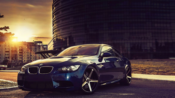Обои на рабочий стол Синий BMW стоит возле здания