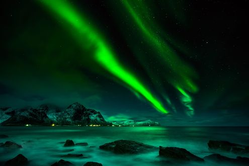 Обои на рабочий стол Северное сияние над озером Lofoten, Norway / Лофотен, Норвегия, фотограф Adnan Bubalo