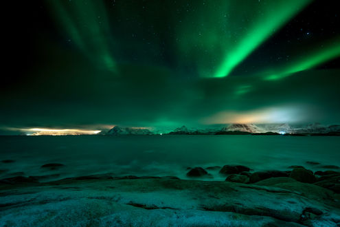 Обои на рабочий стол Северное сияние над озером Lofoten, Norway / Лофотен, Норвегия, фотограф Adnan Bubalo