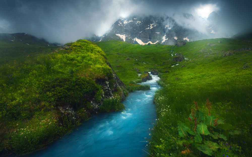 Обои для рабочего стола Голубой ручей протекает среди зеленых холмов в туманной долине, by Sozel