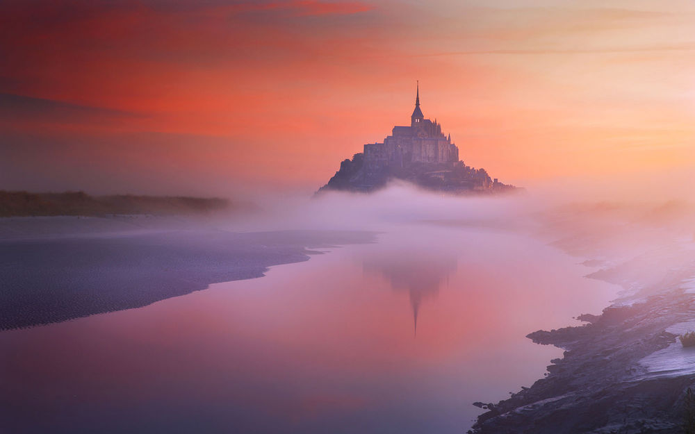 Обои для рабочего стола Остров-крепость Mont Saint-Michel / Мон-Сен-Мишель на восходе солнца, France / Франция