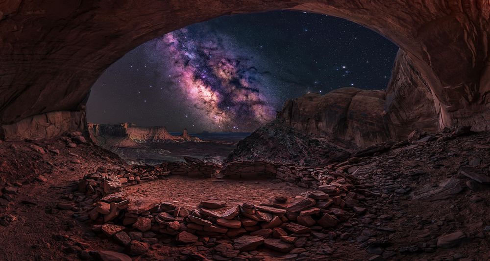 Обои для рабочего стола Вид из пещеры на млечный путь, False Kiva, Canyonlands National Park, Utah, USA