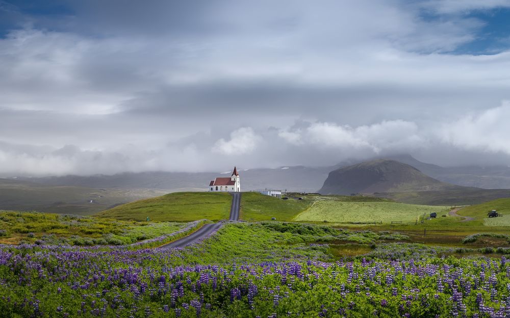 Обои для рабочего стола Дорога к церкви на фоне облачного неба, Iceland / Исландия