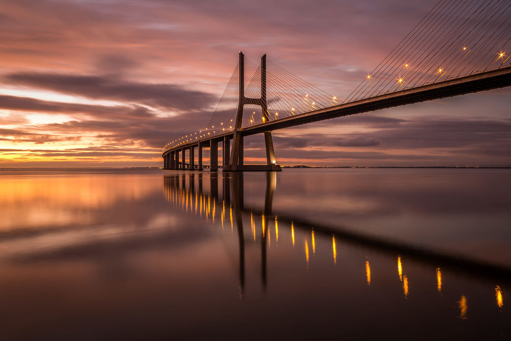 Обои для рабочего стола Освещенный мост, уходящий к горизонту, фотограф Ricardo Mateus