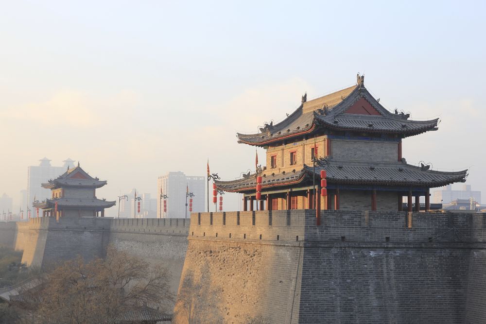 Обои для рабочего стола Высокая каменная стена с башнями на фоне голубого неба, China / Китай