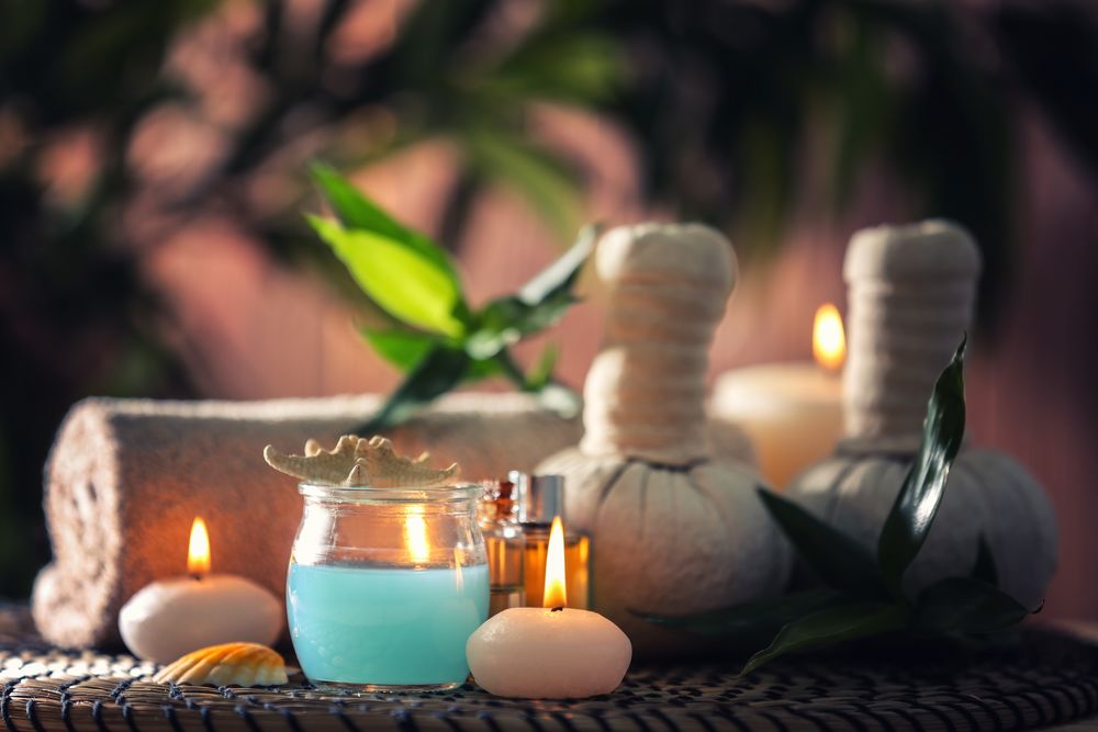 Обои для рабочего стола Spa-набор: зажженные свечи, махровое полотенце и ароматическое масло