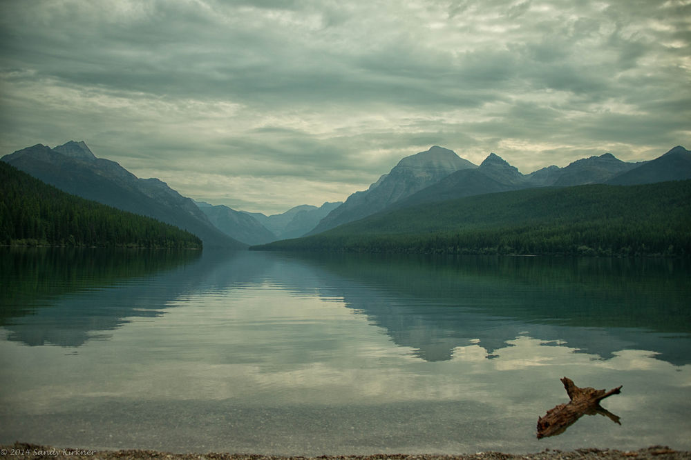 Обои для рабочего стола Bowman Lake / Озеро Боумен в пасмурное утро. Glacier National Park, Montana / Национальный парк Ледник, Монтана, фотограф SandyK29