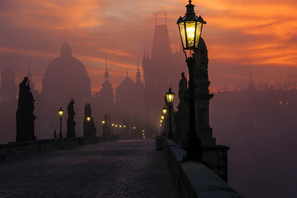 Обои для рабочего стола Прага / Prague в тумане вечером на закате, Карлов мост