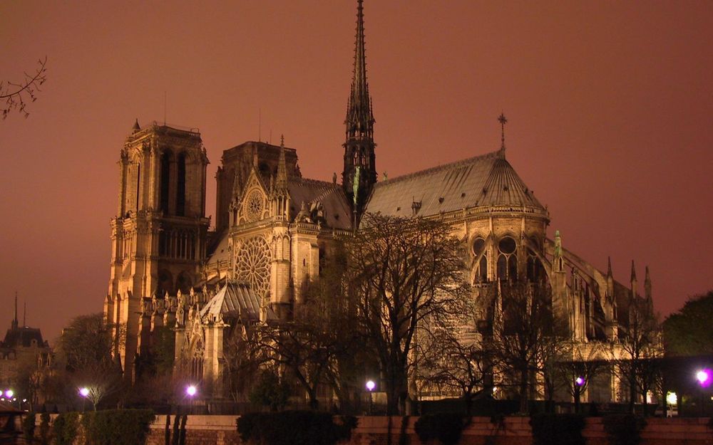 Обои для рабочего стола Собор Парижской Богоматери вечером на закате, с подсветкой, Paris, France / Париж, Франция