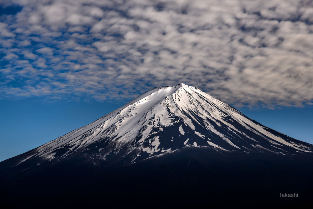 Обои для рабочего стола Облака над горой Фудзияма. Фотограф Takashi