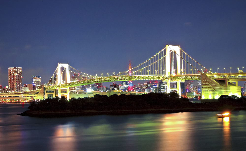 Обои для рабочего стола Радужный мост на фоне ночного города Токио