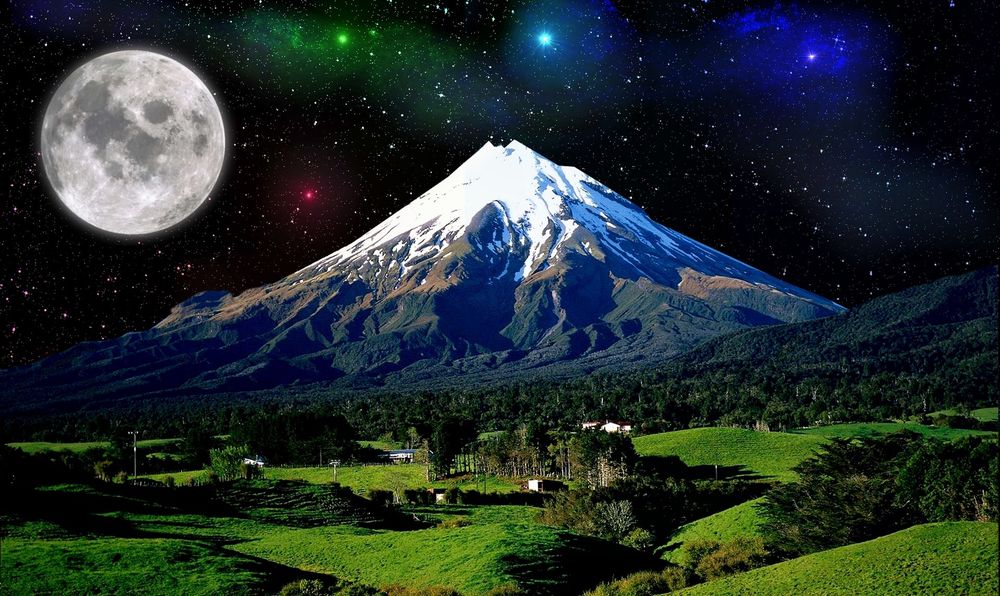 Обои для рабочего стола Природный ночной пейзаж у подножья горы на фоне лунного звездного неба