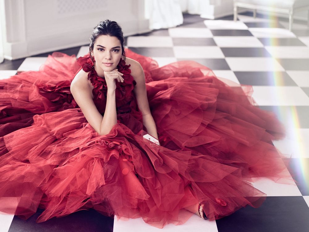 Обои для рабочего стола Американская модель Кендалл Николь Дженнер / Kendall Nicole Jenner в красном платье сидит на шахматном полу