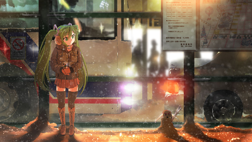 Обои для рабочего стола Vocaloid Hatsune Miku / Вокалоид Хатсуне Мику стоит зимой вечером на автобусной остановке и смотрит на маленького снеговичка
