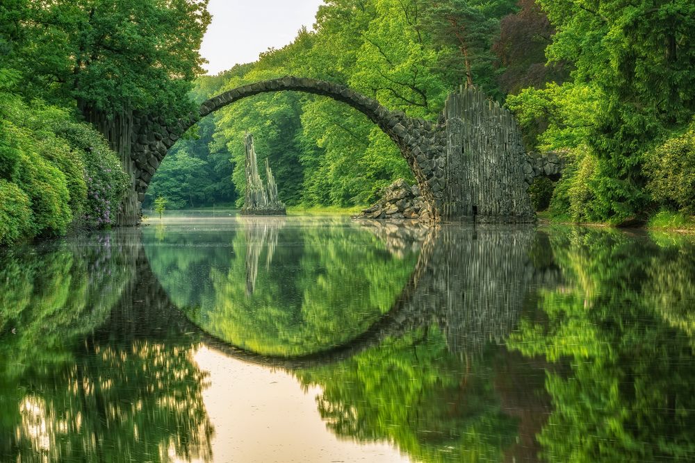 Обои для рабочего стола Мост из камня над речкой в парке родендронов и азалий Кромлау, Германия