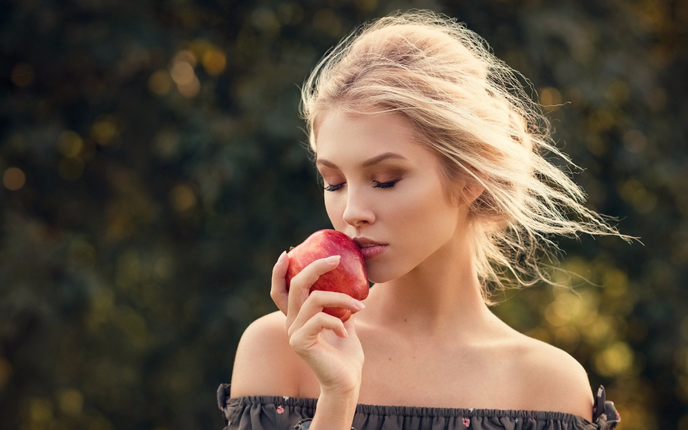 Обои для рабочего стола Модель Алиса Тарасенко с яблоком на фоне боке, фотограф Ольга Веремьева
