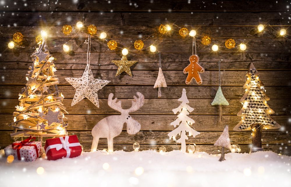 Обои для рабочего стола Рождественские игрушки (звезды, олень елки подарки) на снеге на фоне деревянных досок