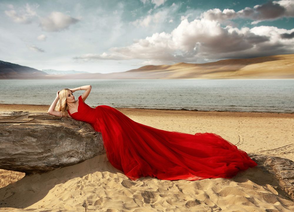 Обои для рабочего стола Модель Натали в красном платье на побережье, фотограф Хисматулин Ренат