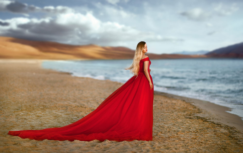 Обои для рабочего стола Модель Элона в длинном красном платье стоит на побережье. Фотограф Хисматулин Ренат
