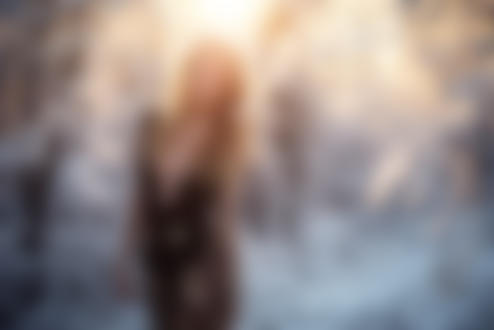 Обои на рабочий стол Модель Kara / Кара стоит на фоне деревьев в снегу, фотограф Miki Macovei