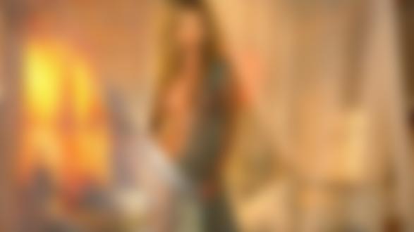 Обои на рабочий стол Полуобнаженная модель Joanna Krupa / Джоанна Крупа позирует в постели, за балдахином