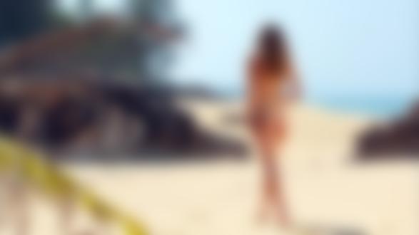 Обои для рабочего стола Обнаженная девушка идет по песку, вдоль берега океана, повернувшись спиной к камере