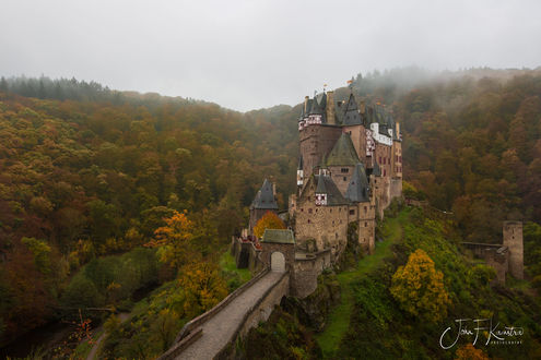 Обои на рабочий стол Замок на фоне осенних деревьев, Germany / Германия, фотограф John Kamstra
