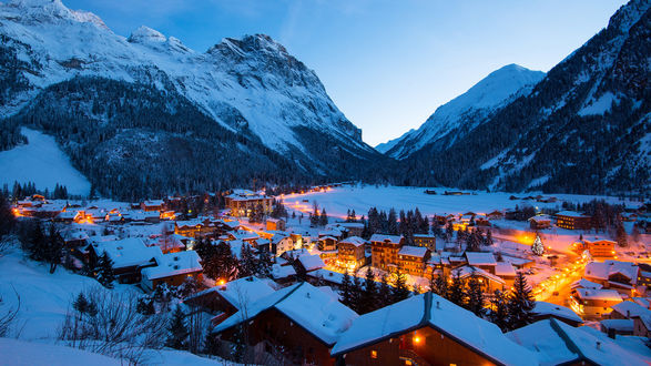 Обои на рабочий стол Горнолыжный курорт среди гор Церматт / Zermatt, Швейцария / Switzerland