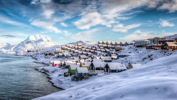 Обои на рабочий стол Небольшой заснеженный городок на острове Greenland / Гренландия