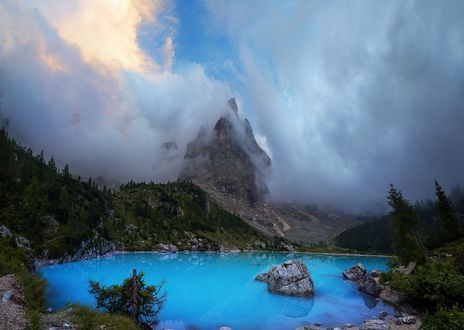 Обои на рабочий стол Густые облака окружили горы перед озером, Dolomiten, Sudtirol / Доломитен, Юдтироль, фотограф cmoon view