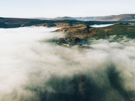 Обои на рабочий стол Густые облака укрыли небольшую ферму, фотограф Daniel Casson