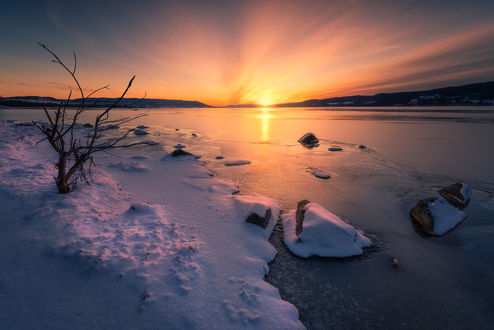 Обои на рабочий стол Зимний закат на озереTyrifjorden, Norway / Тирифьорден, в Норвегии, фотограф Ole Henrik Skjelstad