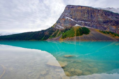 Обои на рабочий стол Захватывающее озеро Louise Hamlet in Alberta Canada / Луиз Гамлет в Альберте, Канада, фотограф Jesse Sacdalan