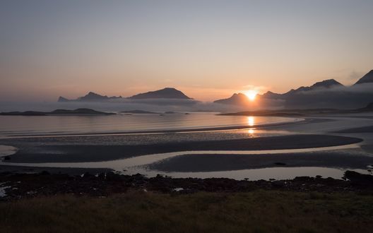 Обои на рабочий стол Рассвет на пляже Yttersand, Лофотенские острова, Норвегия / Yttersand beach, Lofoten Islands, Norway