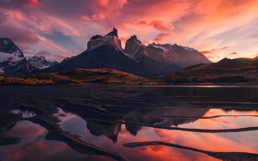 Обои на рабочий стол Горы в Патагонии на рассвете, фотограф Max Rive