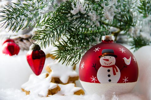 Обои на рабочий стол Новогодние игрушки, елочная ветка в снегу и печенье