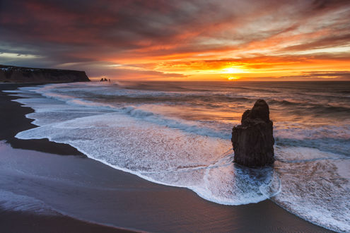 Обои на рабочий стол Работа - Белое кружево на пляже, Reynisdrangar / Рейнисдрангар. Фотограф Sergey Merphy