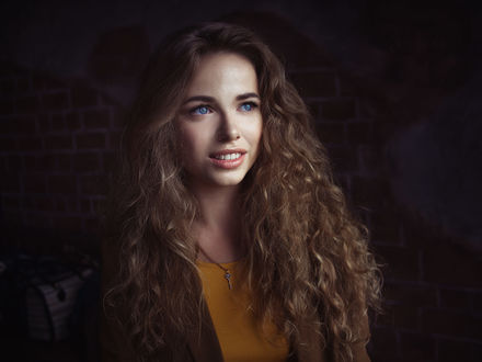 Обои на рабочий стол Модель Аня с длинными волосами, фотограф Ilya Varivchenko
